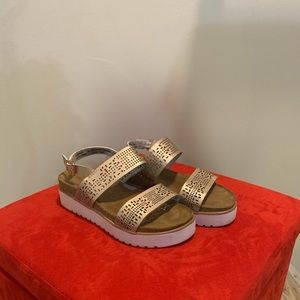 Not Rates sandals size 6
